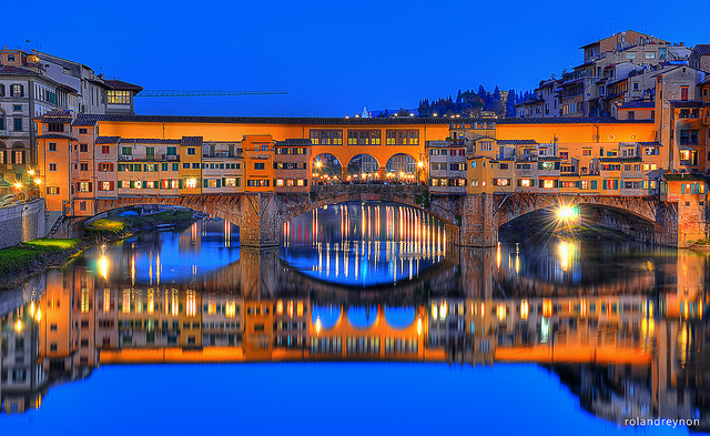 Ponte vecchio lit at night